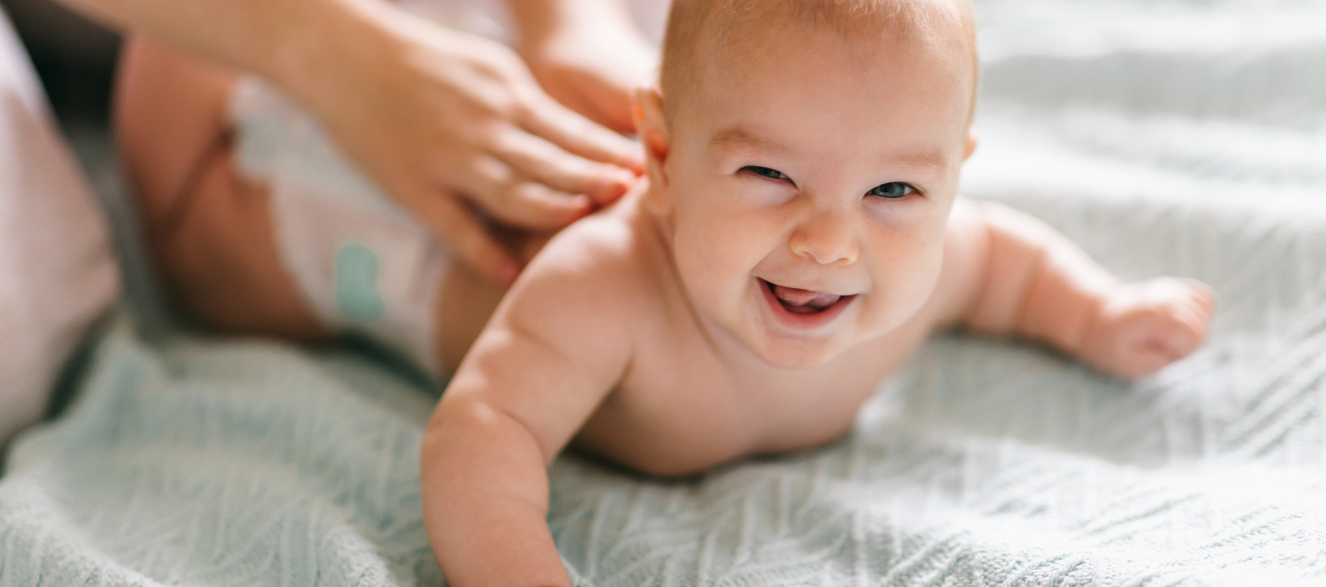 Babymassage: Berührung, die verbindet